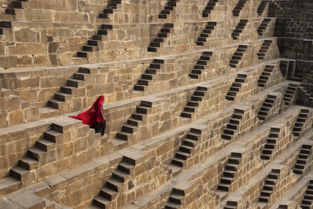 woman-in-chand-baori-stepwell-abhaneri-india-640x427